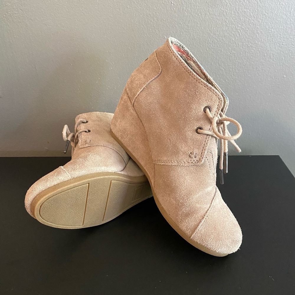 💖 TOMS | Women’s Suede Wedge Ankle Boots size 7, Taupe Tan